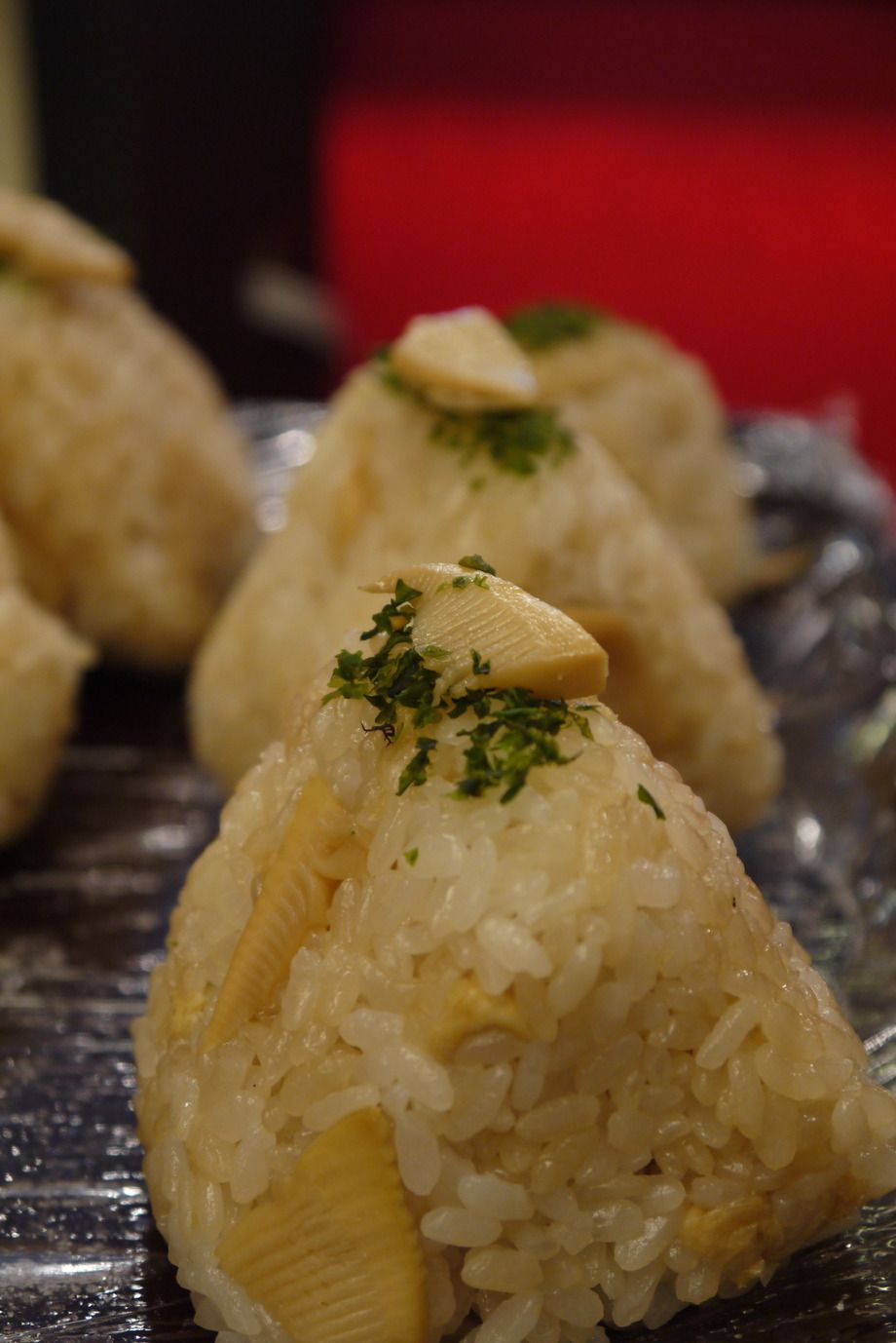 季節のおむすび（写真はタケノコご飯）