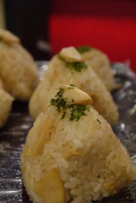 季節のおむすび（写真はタケノコご飯）