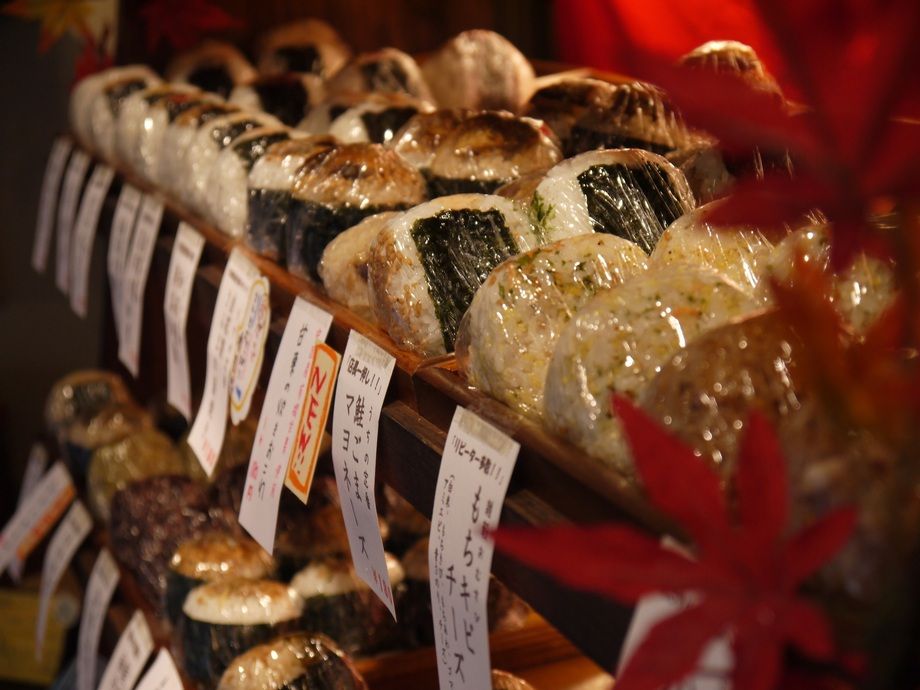 おむすびはメニューの中から常時14～15種類が並びます。