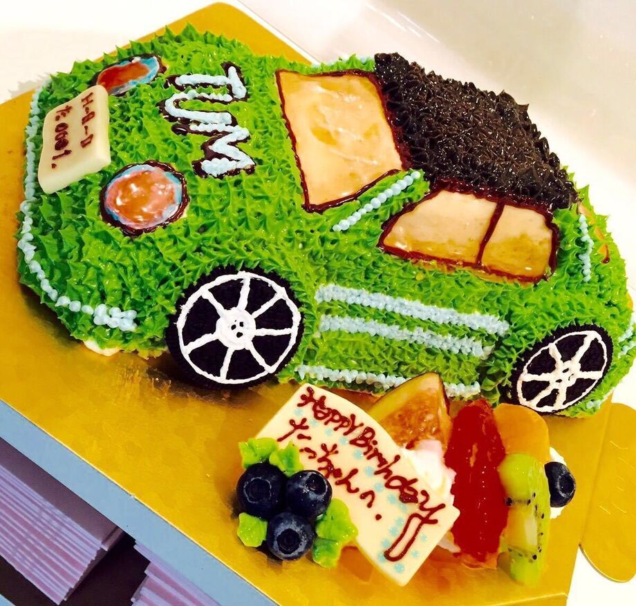 立体車のデコレーションケーキ