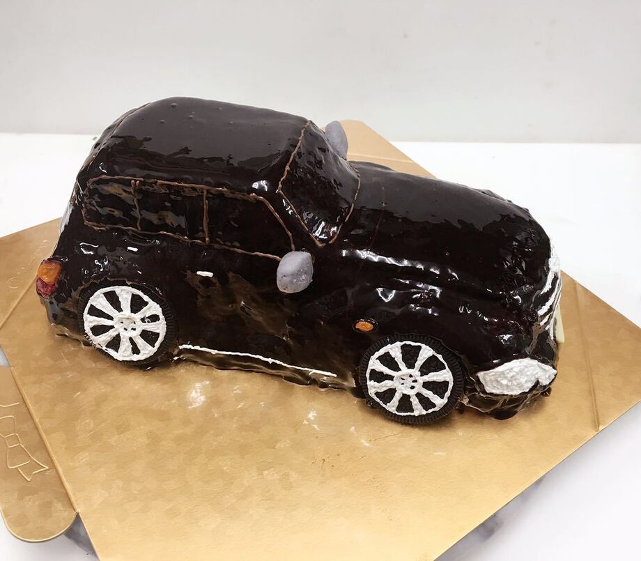 立体車のデコレーションケーキ 7.5号サイズ