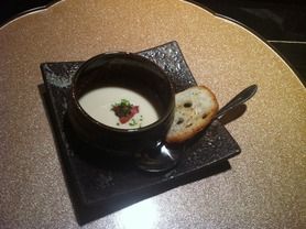 ランチ   全てのコースにサラダ、スープ、本日の一品、お食事、デザート、コーヒーがつきます。