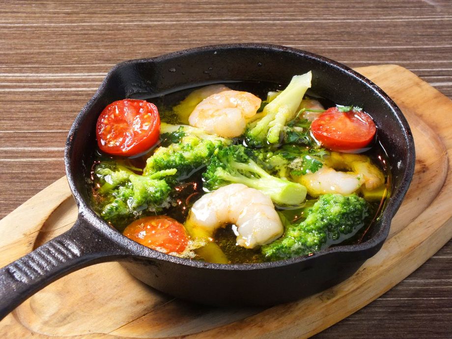 海老とブロッコリーのアヒージョ（¥620）