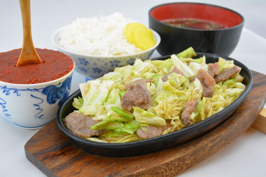 俺の焼肉鉄板（普通700円　中盛1000円　大盛1400円）