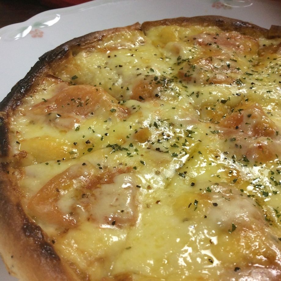 トマトとベーコンのガーリックピザ