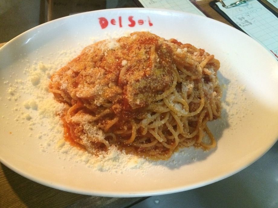 ニンニクと唐辛子の入ったトマトソーススパゲティ