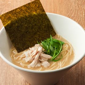 コラーゲンたっぷりすみれの濃厚鶏白湯ラーメン