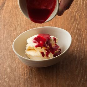 バニラアイス（グランポアーズソースがけ）／きな粉と黒蜜のアイス