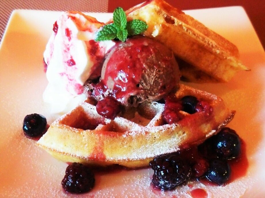 自家製厚焼きワッフル　ベリーベリー（850円（税込））