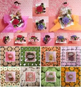 陶器のフレームに四つ葉のクローバーをあしらったカーネーションのプリザーブドフラワーアレンジと野菜や果物を使った焼き菓子のギフトセット