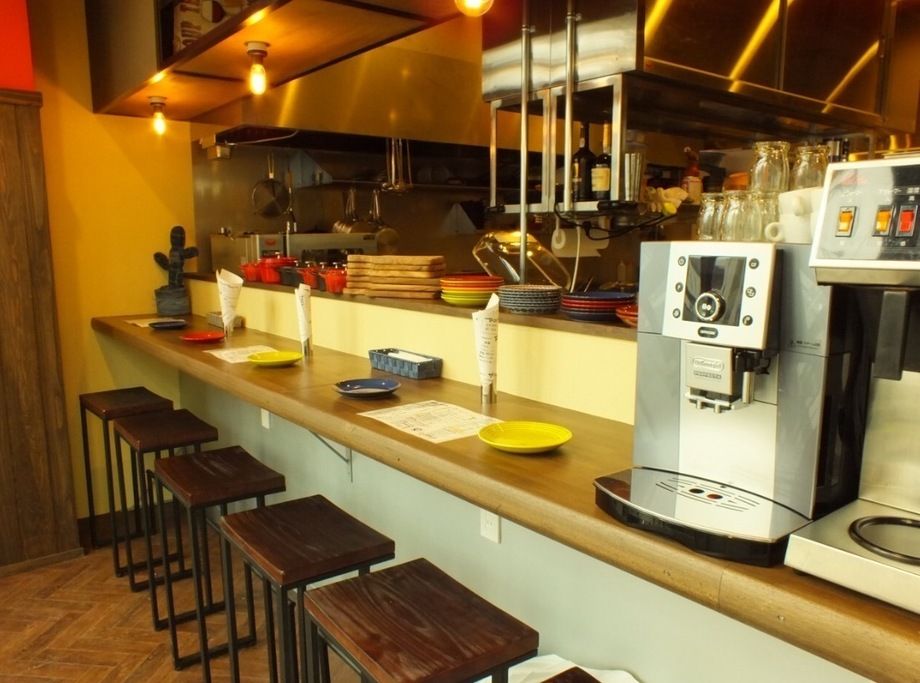 ライブ感溢れるカウンター席（7席）