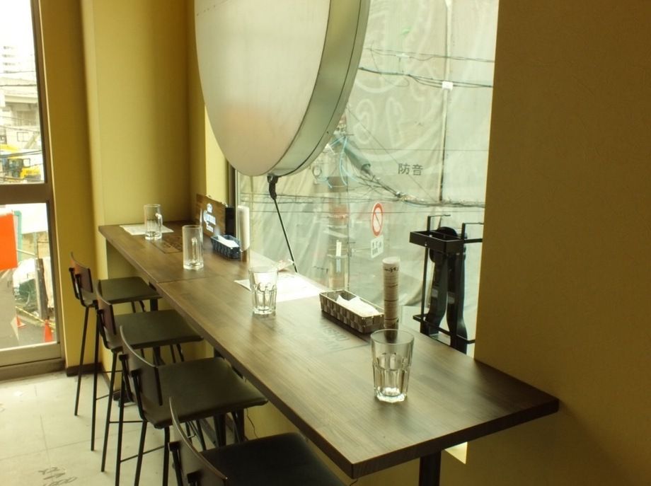 駅前を眺める 窓際カウンター席（4席）