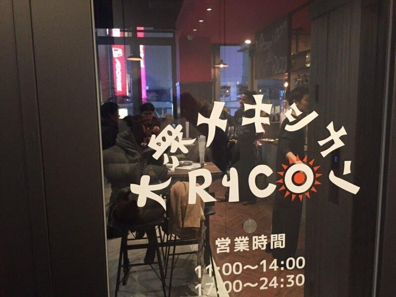 階段でもエレベーターでも2階に上がれる当店入口（2F）