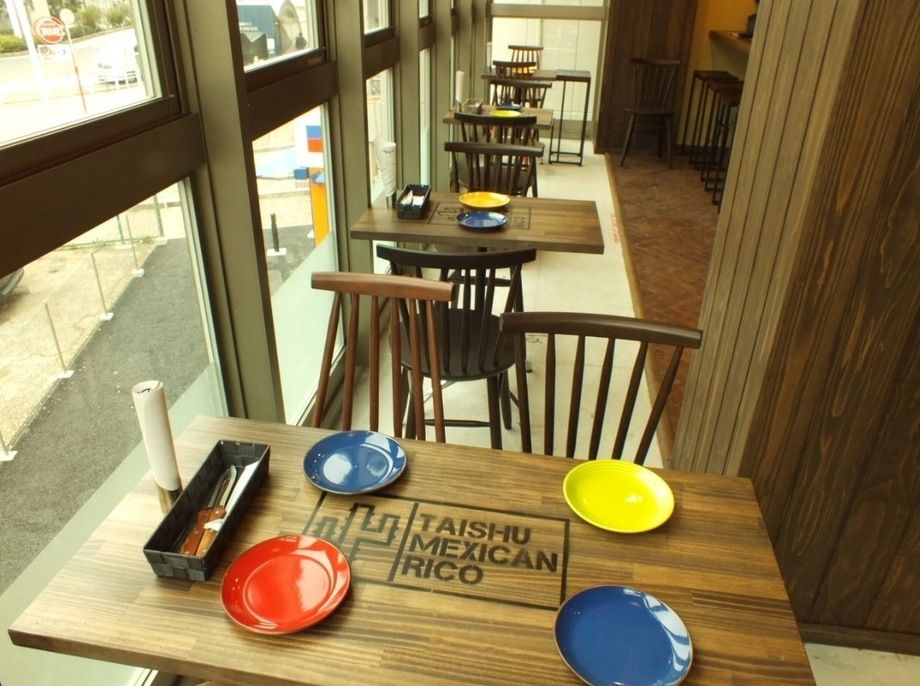 人気の窓際テラス席（10席）