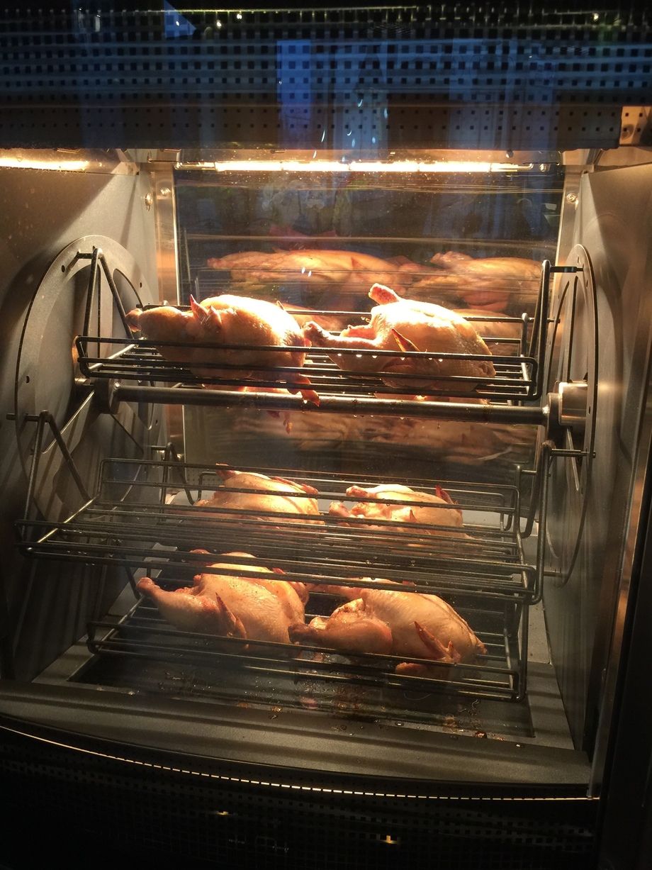 常に焼きたてのチキンをご提供！ロティサリーマシン！（1000〜）