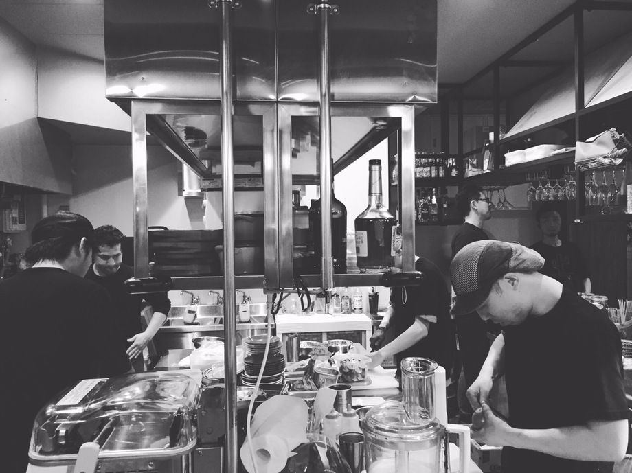 活気が溢れるオープンキッチン！（RICO）