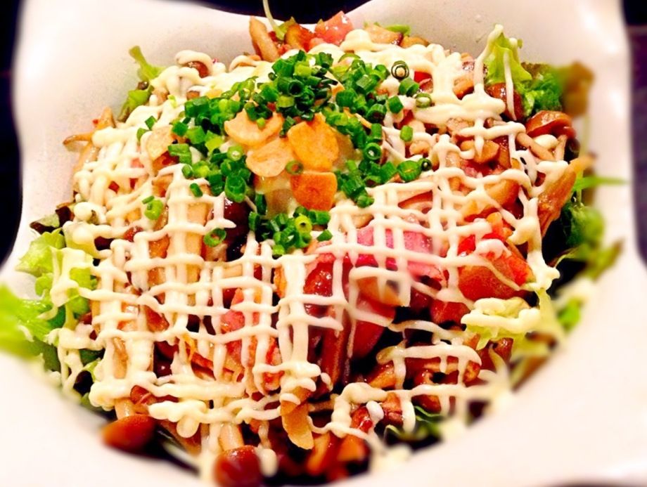 たっぷりキノコとベーコンのサラダ 温玉のっけ♡