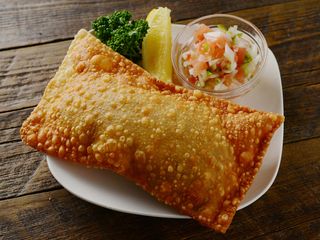 『パステル』 （トマト＆チーズ）　パリパリした生地の中にトマトとチーズが入った、ブラジルの揚げ物料理です。