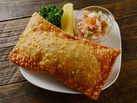 『パステル』 （トマト＆チーズ）　パリパリした生地の中にトマトとチーズが入った、ブラジルの揚げ物料理です。