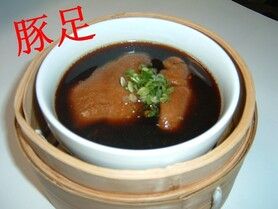 豚足: 中国スパイスで煮込んだトロトロ