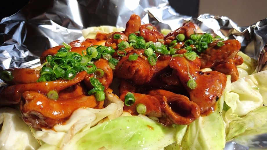 お肉屋さんのスタミナモツ炒め（８８０円）