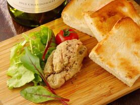 鶏肉と鶏レバのパテ　バケット添え