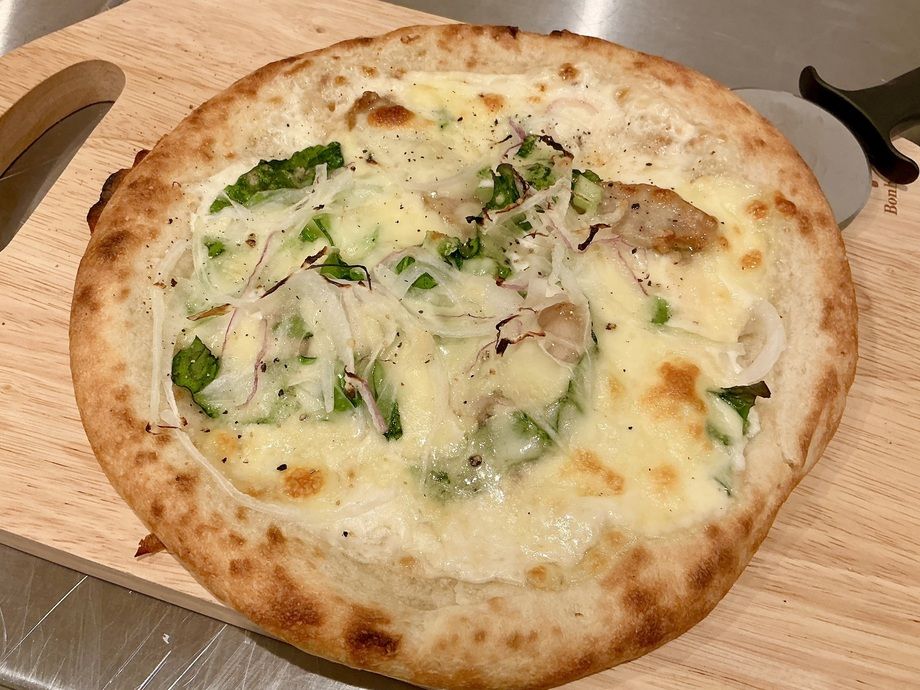 照り焼きチキンと小松菜のホワイトピザ