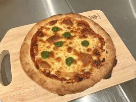 チーズとバジルソースのトマトピザ