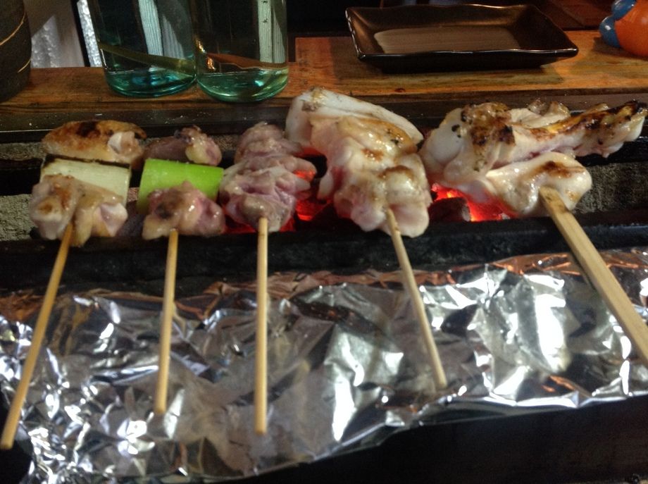 つくね . さび焼 . 肝. せせり. ねぎま. 豚バラ. バラ田楽 . ねぎま. 皮. ぼんじり. 手羽.  砂ずり. かしわ. ハツ. なんこつ. 他……（¥130）