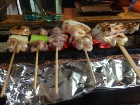 つくね . さび焼 . 肝. せせり. ねぎま. 豚バラ. バラ田楽 . ねぎま. 皮. ぼんじり. 手羽.  砂ずり. かしわ. ハツ. なんこつ. 他……