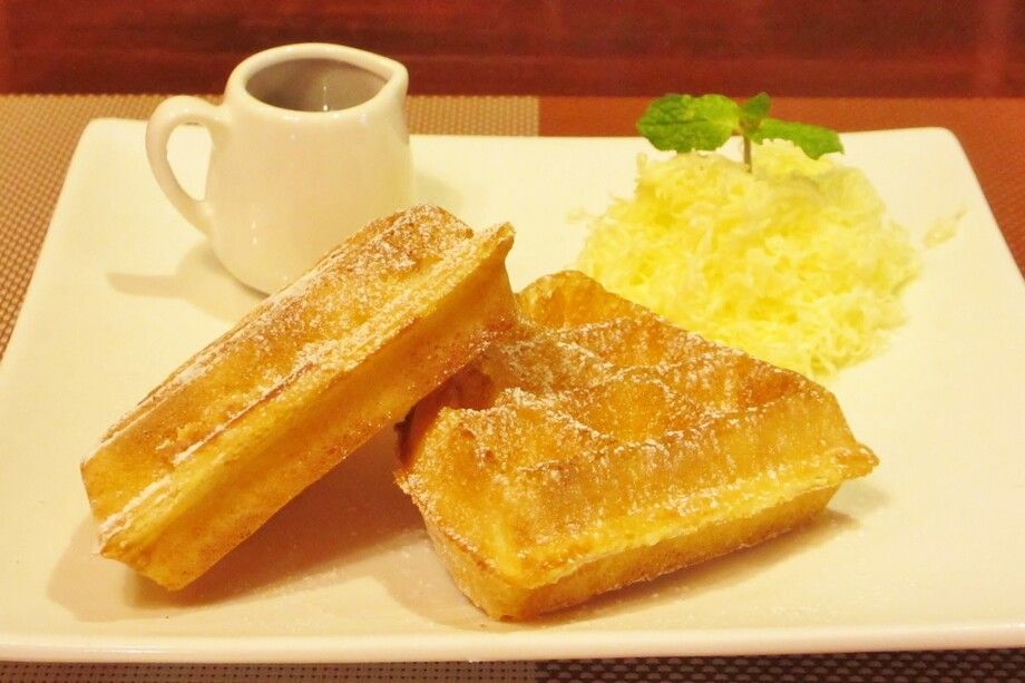 自家製厚焼きワッフル　たっぷりバター＆メープルハニー（700円（税込））