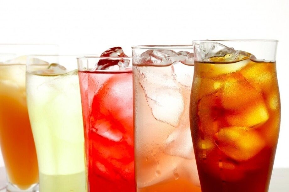 ウーロン茶、ジンジャーエール、コカ・コーラ、オレンジジュース