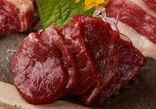  赤身 もも肉の赤身で癖がなくサッパリとした 食感です！    