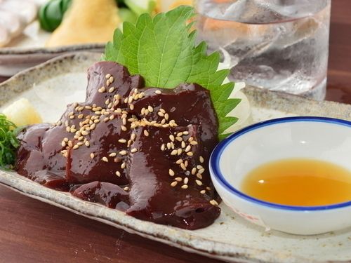 『レバ刺し』（990円）