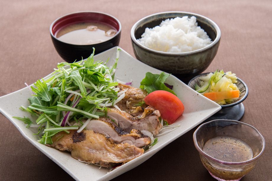 全や連流！たっぷりビタミン野菜のもも炙り定食