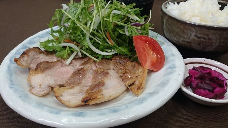 たっぷり野菜ロースステーキ定食