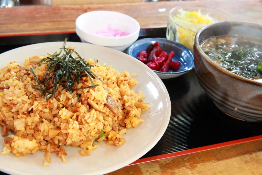 平日日替わりランチ（キムチチャーハンと半ラーメン）