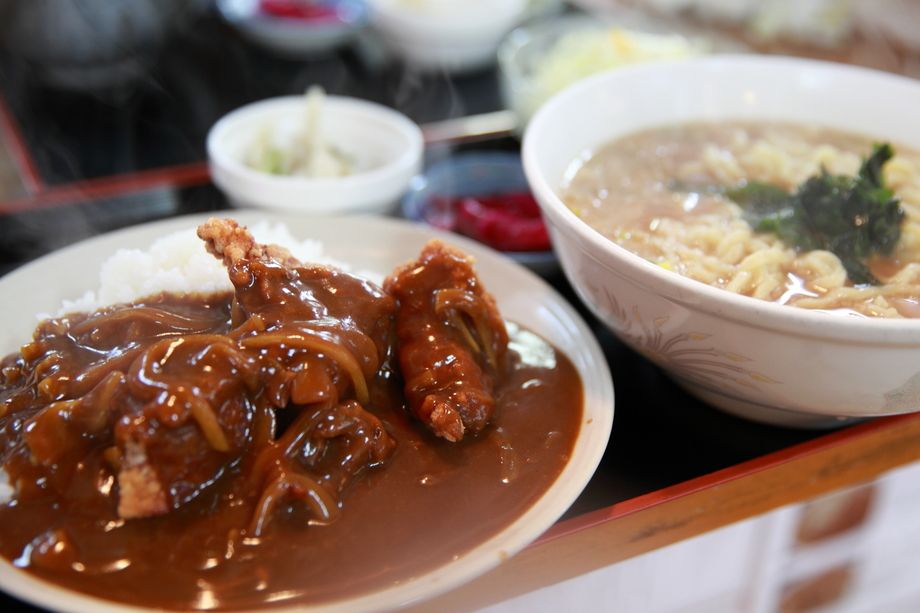 平日日替わりランチ（チキンカレー＋半ラーメン）