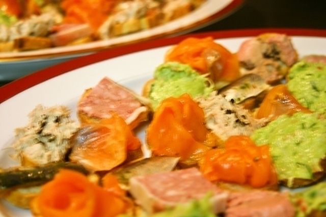 【貸切】神楽坂で一番のコスパ！３時間飲み放題付き　１６品も楽しめる！立食４０００円コース　（4,000円（税抜） /1名様）