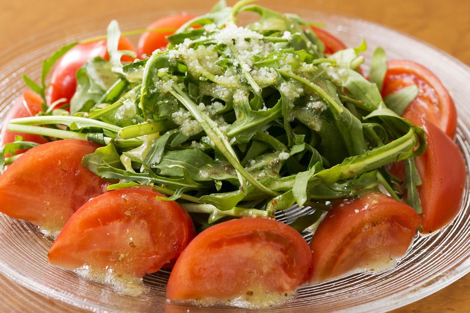 徳島県産珊瑚樹トマトとルッコラのサラダ