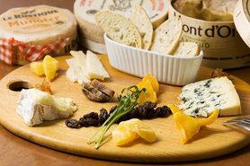 世界のチーズ各種☆空輸された世界のチーズを季節に合わせてご用意しています！☆ハード系☆ロディジャーノ、ミモレット、コンテ、バローロ、☆白カビ系☆ブリー、クラワァンチーノ、ブリアサヴァランアフィネアラトリュフ、☆ウォッシュ系☆モンドール、マンステール、☆フレッシュ系☆モッツァレラブーファラカンパーナ、ブ・ラータ、クリーミーシェーブル、☆シェーブル系☆サントモールドブラン、など色々、季節、仕入れにより変動いたします。