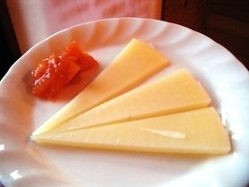 パルミジャーノチーズ　花梨ジャム添え