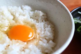 たまごかけごはん　　お味噌汁 香の物付き