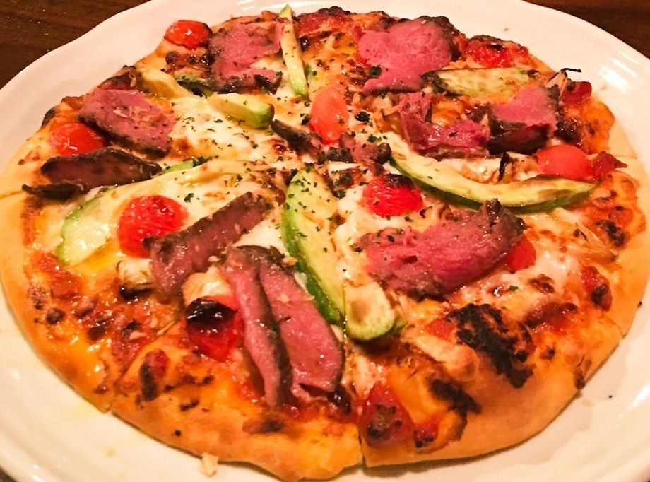 アボカドとローストビーフのピザ（¥1200）