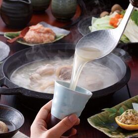 博多の絶品グルメを盛り沢山！更に水炊きorモツ鍋が選べる「特選博多三昧」コース（全９品）