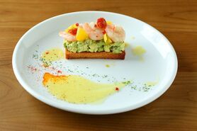 海老とアボガドのタルタル　ムーススタイルで。