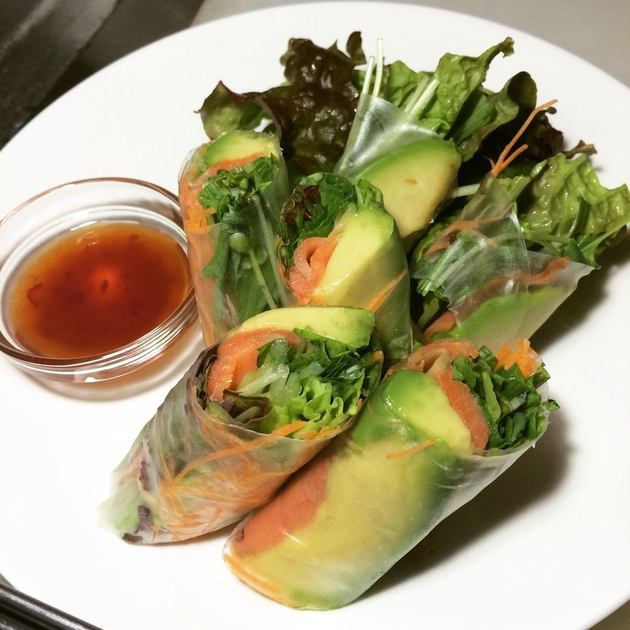 スモークサーモンとアボカドの生春巻き