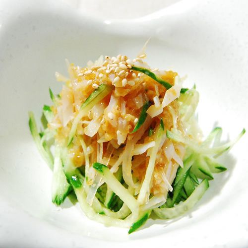 サメ軟骨と胡瓜の梅肉和え