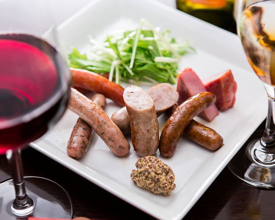 4種のソーセージとハムの盛り合わせ