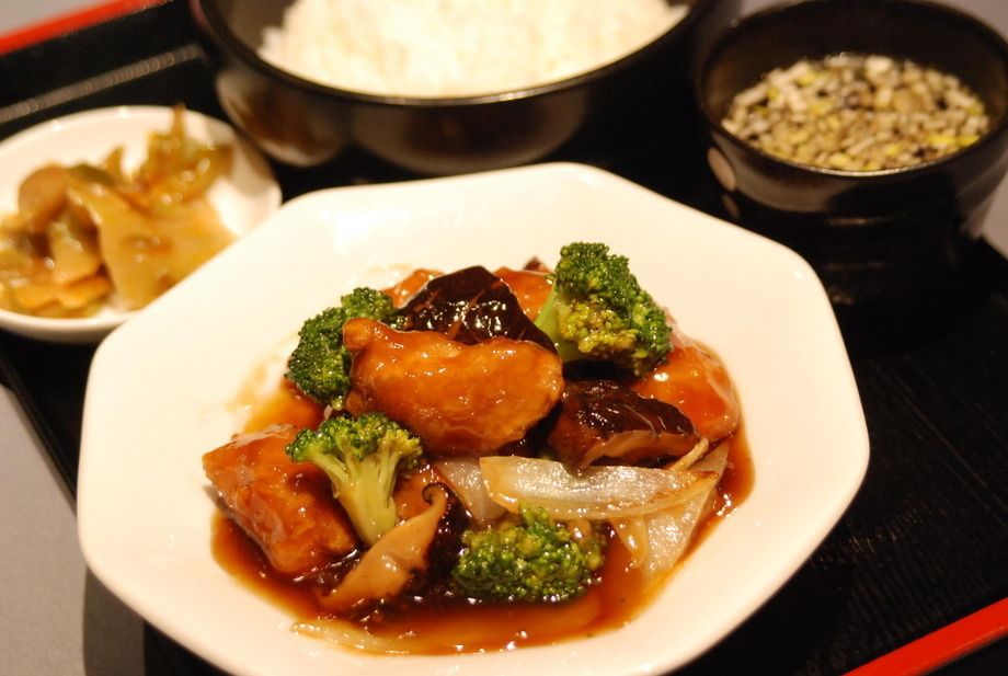 黒酢を使った酢豚定食（900円（税抜）/ ミニ麻婆豆腐セット 1,100円（税抜））